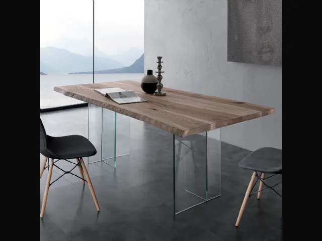 Tavolo Bio-Glass in Frassino olivato massello spazzolato tinto naturale con bordo corteccia con gambe in vetro di La Seggiola