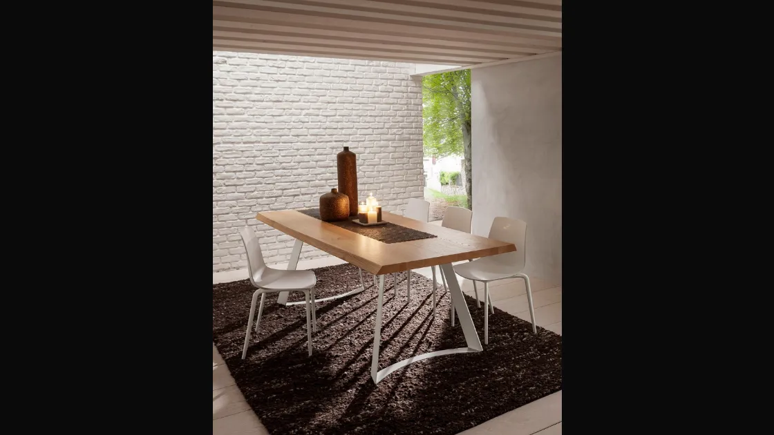 Tavolo con piano in legno e struttura in metallo Bruno di La Primavera