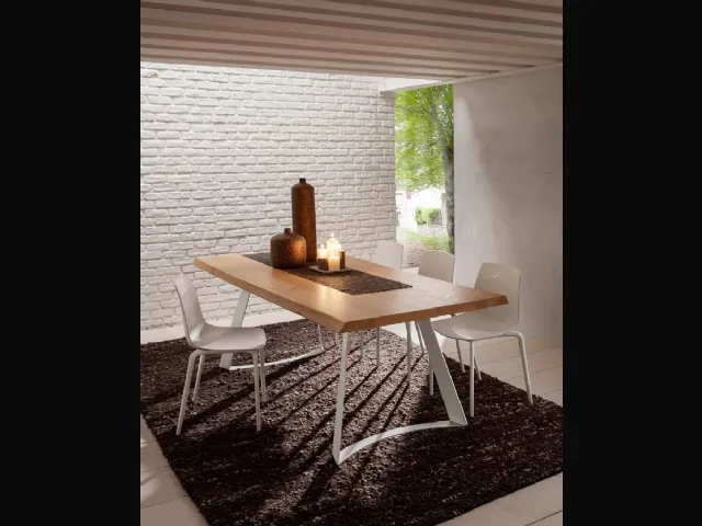 Tavolo con piano in legno e struttura in metallo Bruno di La Primavera