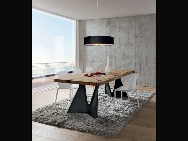 Tavolo di design con piano in legno di Rovere anticato e basamento in metallo Claudio di La Primavera