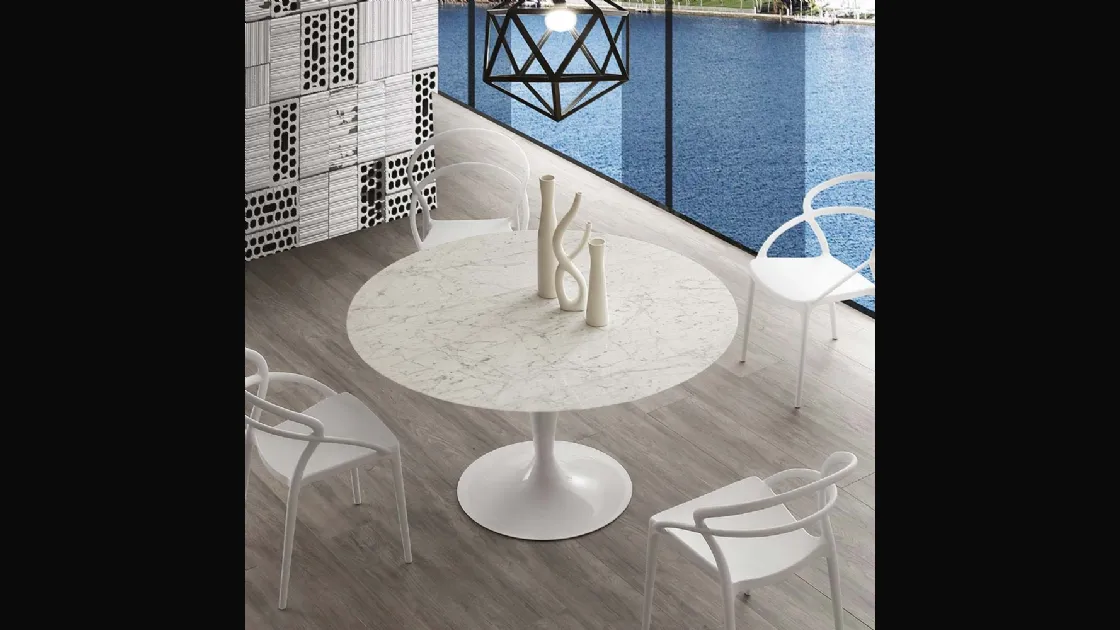 Tavolo rotondo Island Marble con top in marmo bianco di Carrara e base in acciaio verniciato bianco di La Seggiola