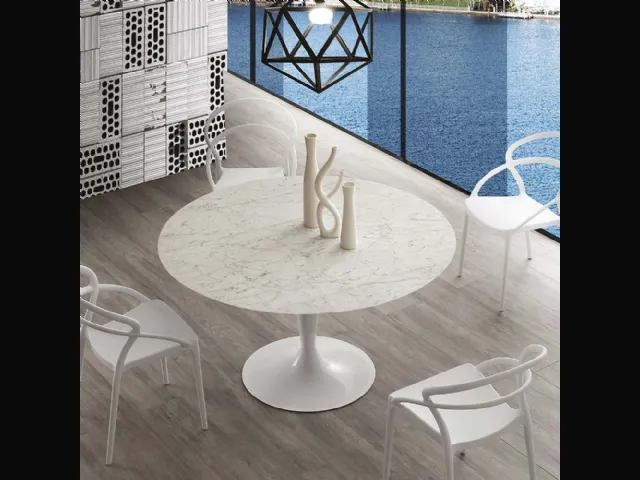 Tavolo rotondo Island Marble con top in marmo bianco di Carrara e base in acciaio verniciato bianco di La Seggiola