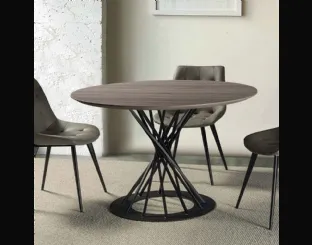 Tavolo rotondo Shai in laminato rovere materico con struttura in acciaio verniciato nero di La Seggiola