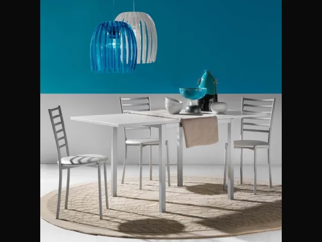 Tavolo allungabile Web in nobilitato bianco con base in metallo verniciato alluminio di La Seggiola