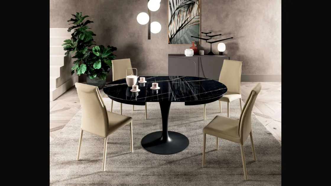 Tavolo rotondo allungabile Eclipse con top in marble glass Sahara Noir Lucido e base in metallo di Ozzio