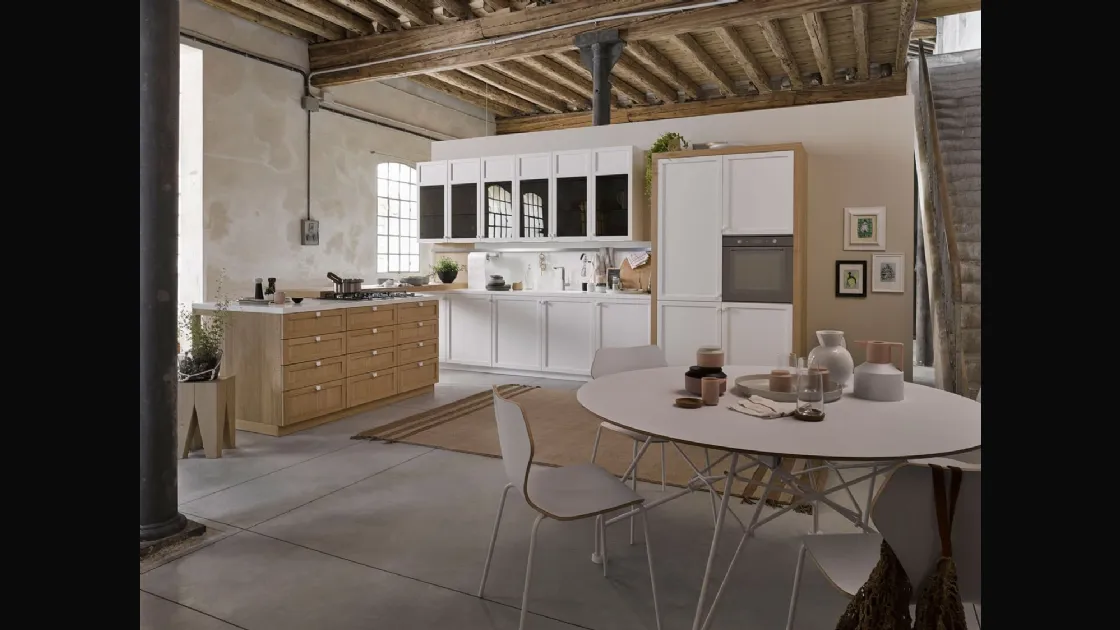 Cucina Classica Mia con penisola in legno naturale e laccato Bianco di Dibiesse