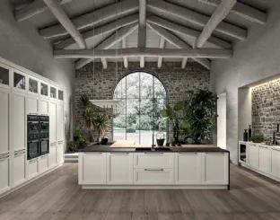 Cucina Classica angolare in legno di Frassino finitura decapè Carrara e top in Dekton e Rovere Opera di Arredo3