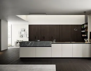 Cucina Moderna lineare Asia in laccato poro aperto Nebbia con colonne in Rovere ebano impiallacciato e top in HPL finitura Pietra Piasentina di Arredo3