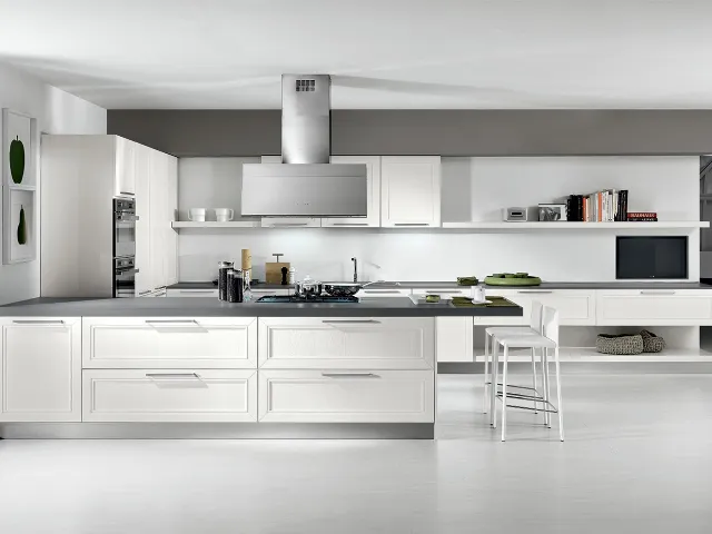 Cucina Moderna Itaca angolare a ferro di cavallo in legno massello di Frassino laccato Bianco a poro aperto di Arredo3