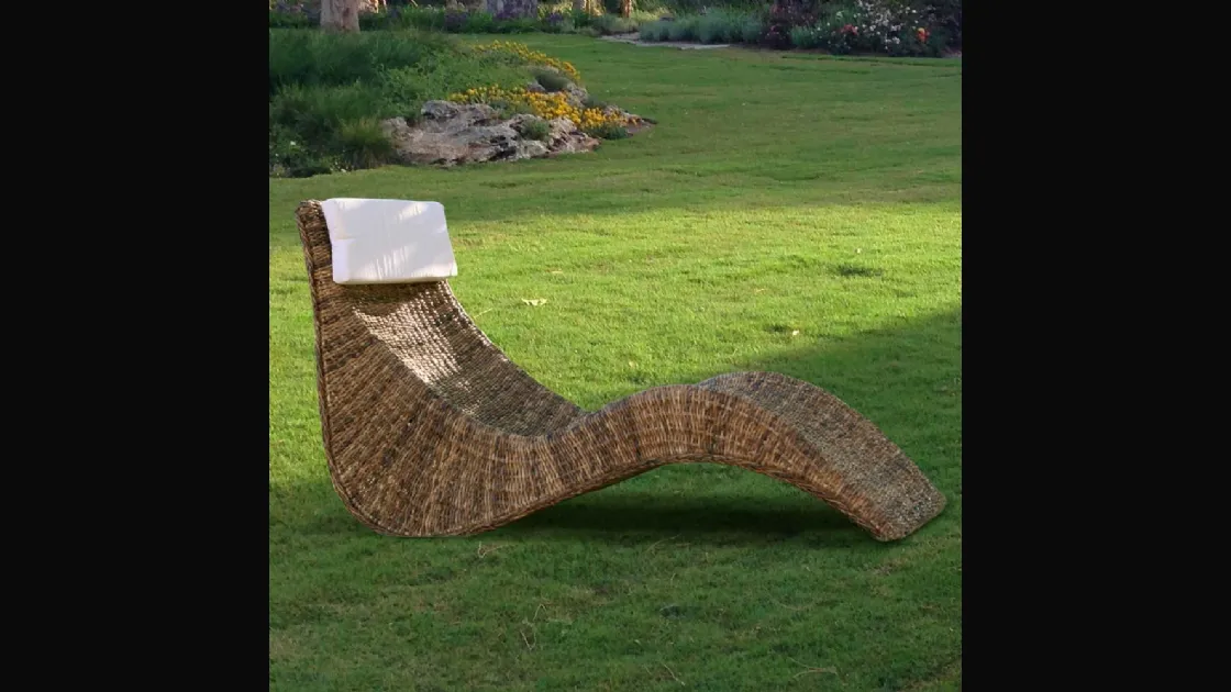 Sdraio di design Chaise Lounge finitura intreccio di Banano naturale con cuscino in tessuto di La Seggiola