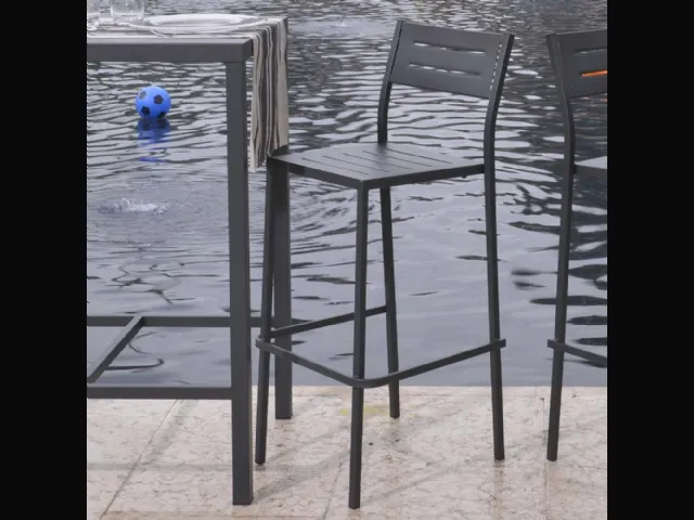 Sgabello da giardino Out Metal alto in acciaio zincato e verniciato poliestere per esterni di La Seggiola