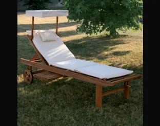 Lettino Real Bed  in legno massello di teak indonesiano con finitura olio naturale con cuscino in tessuto imbottito e parasole di La Seggiola