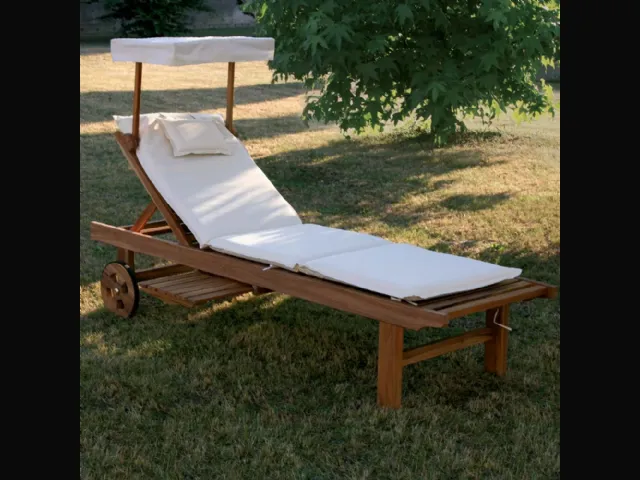 Lettino Real Bed  in legno massello di teak indonesiano con finitura olio naturale con cuscino in tessuto imbottito e parasole di La Seggiola