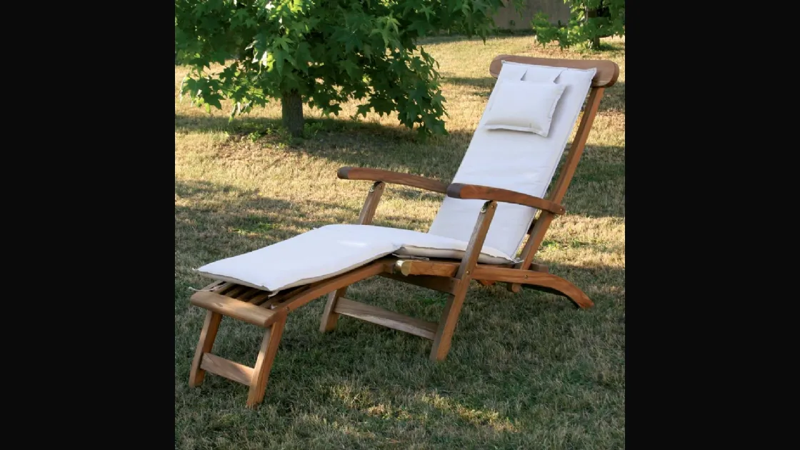 Sdraio Real Chaise Longue in legno massello di teak indonesiano con finitura olio naturale con cuscino in tesssuto imbottito di La Seggiola