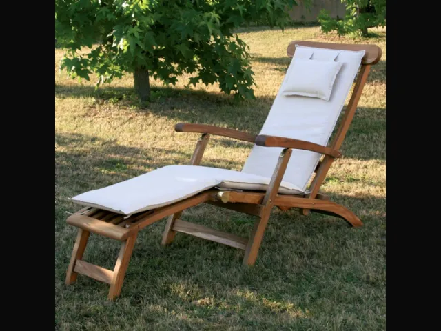 Sdraio Real Chaise Longue in legno massello di teak indonesiano con finitura olio naturale con cuscino in tesssuto imbottito di La Seggiola