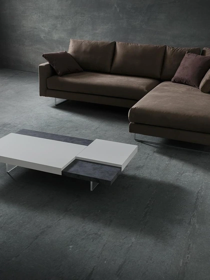 Tavolino di design in laccato supportato da un pannello in melaminico con piedini trasparenti Erica di La Primavera