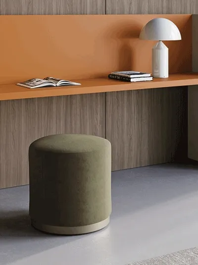 Pouf Besu in tessuto a base tonda in legno finitura ottone anticato di Dall'Agnese