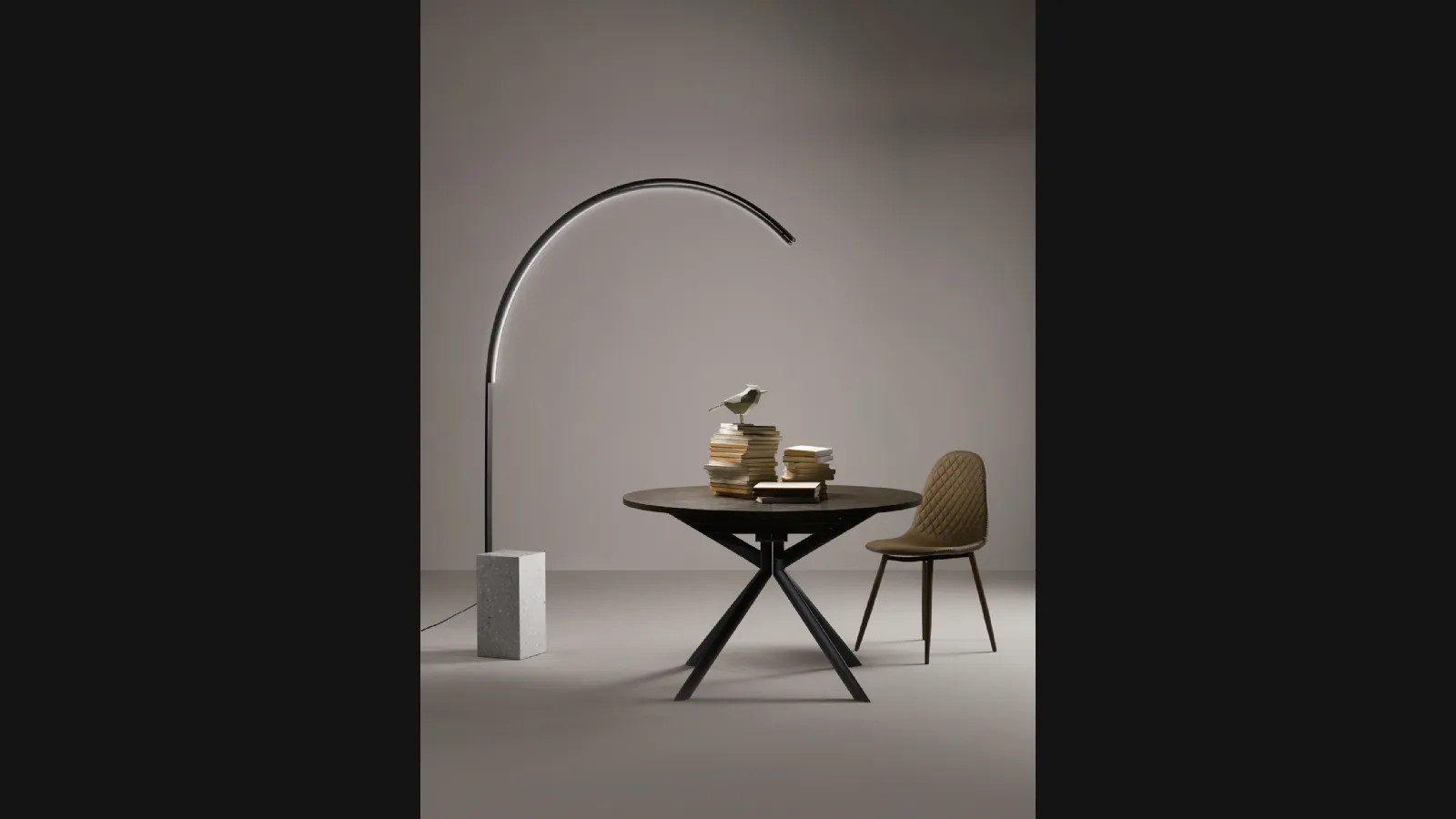 Lampada da terra Biblio in metallo con base in ceppo di grè di Ondaluce