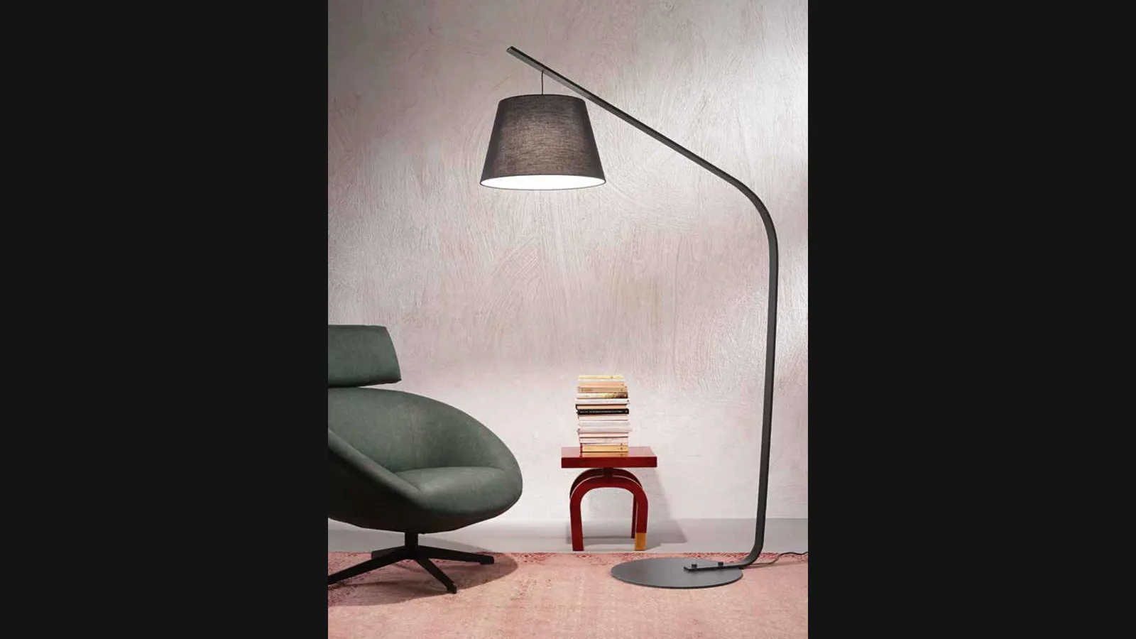 Lampada da terra Liana con struttura in metallo e paralume in PVC rivestito in tessuto di Ondaluce