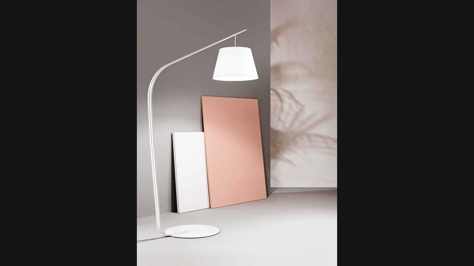 Lampada da terra Liana con struttura in metallo e paralume in PVC rivestito in tessuto di Ondaluce