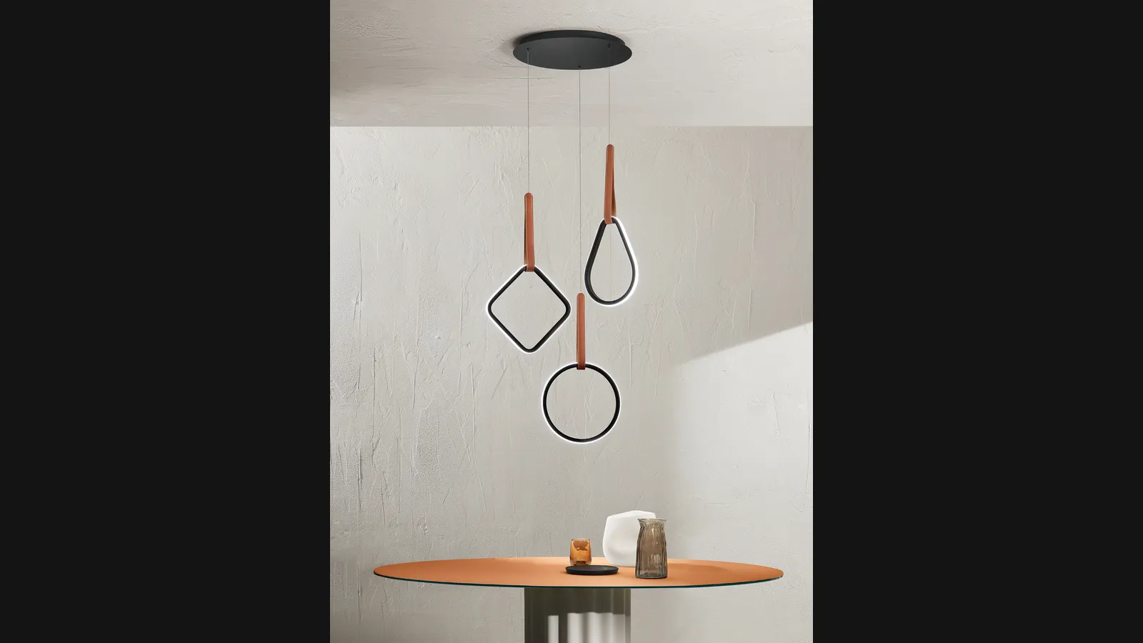 Lampada a sospensione in metallo ed ecopelle Regoli di Ondaluce