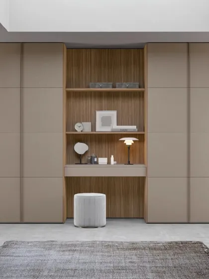 Armadio Atelier con nicchia ad anta battente Soft in ecopelle con elementi a giorno di Adok