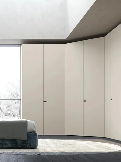 Armadio Line Atelier con Cabina angolare ad anta battente line in laccato finitura Ghiaccio di Adok
