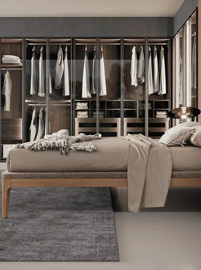 Comodino lineare in legno inserito in una scocca a C in laccato opaco Slim Case di Dall'Agnese