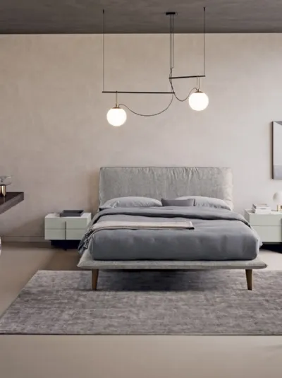 Letto in tessuto con testiera imbottita e piedini in legno Extra di Dall'Agnese