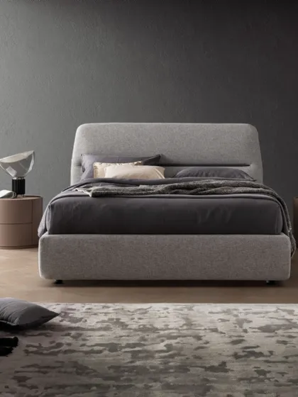 Letto in tessuto imbottito con testiera leggermente inclinata che fa risaltare l'inserto orizzontale Slit di Dall'Agnese