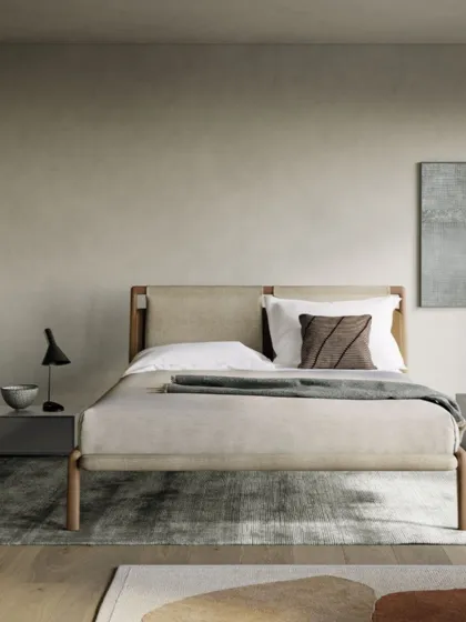Letto in legno dove i due cuscini in memory della testiera si sovrappongono alla struttura in legno unita da una fascia orizzontale in cuoio Tepu di Dall'Agnese