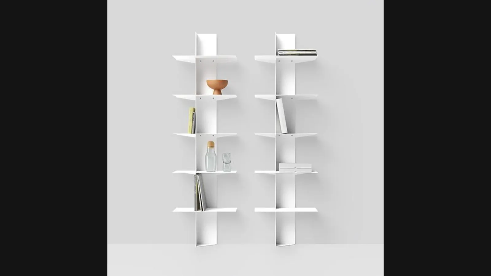 Libreria da parete realizzata con ripiani in alluminio e colonna in acciaio verniciatoLift di Pezzani