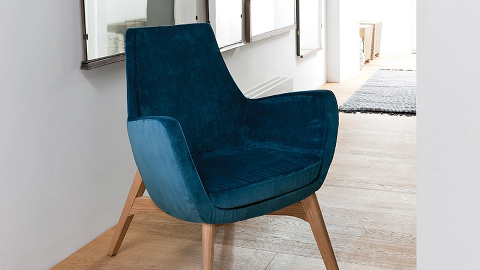 Poltrona Elly in tessuto con base in legno massiccio di Dall'Agnese