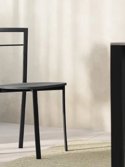 Sedia Nicole realizzata in tubolare metallico e seduta in legno laccato opaco di Arredo3