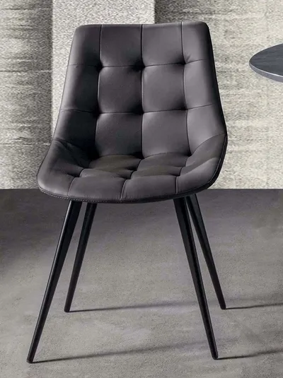 Sedia Carnaby 4G in ecopelle grigio titanio imbottita e trapuntata con struttura in metallo verniciato nero di La Seggiola