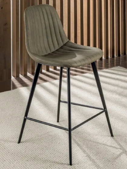 Sgabello Cinquecento Stool 4 gambe 65 rivestito in eco Nabuk imbotttito e trapuntato con struttura in metallo verniciato nero di La Seggiola