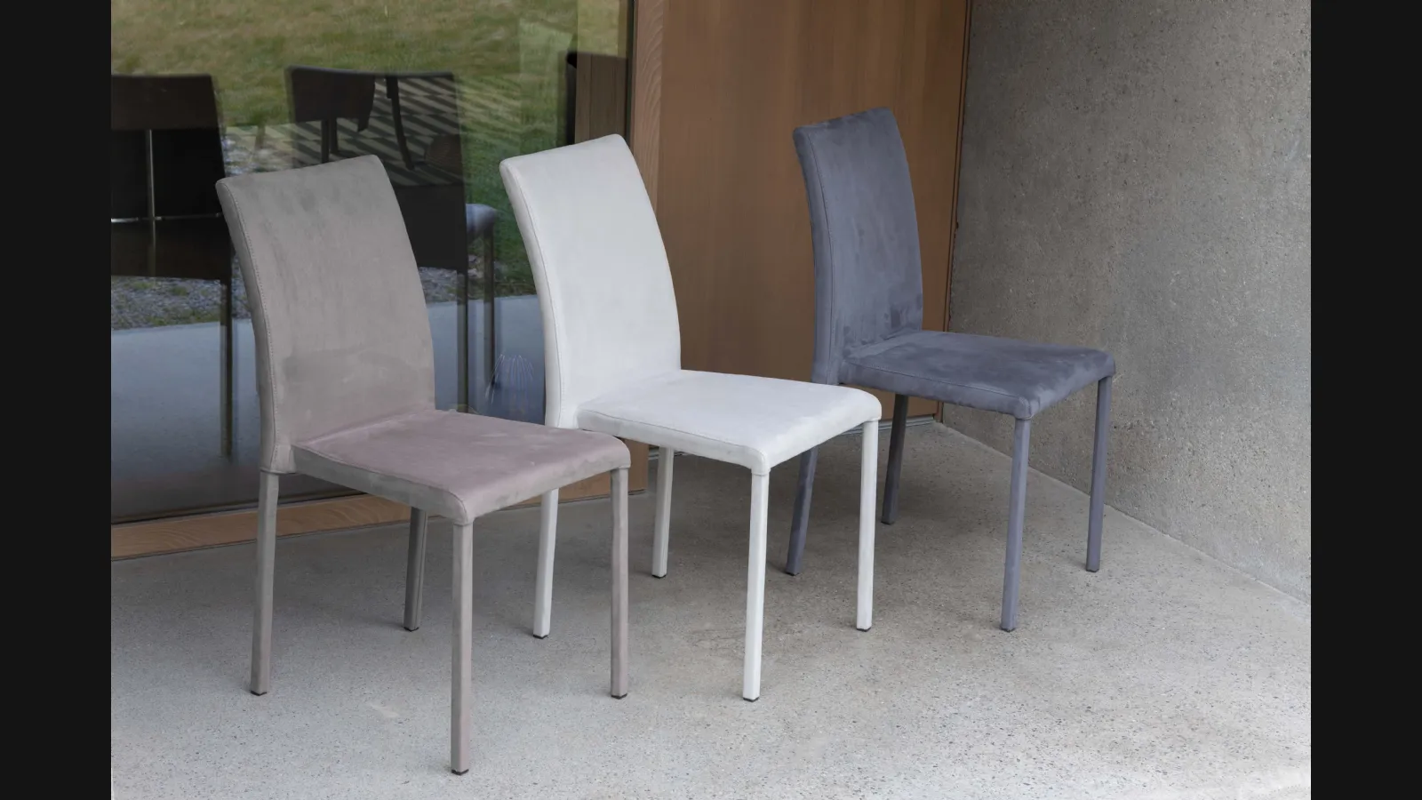 Sedia Cloe Plus completamente rivestita in eco nabuk di La Seggiola