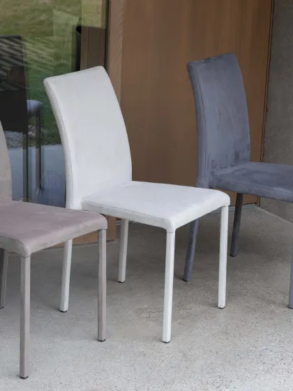 Sedia Cloe Plus completamente rivestita in eco nabuk di La Seggiola