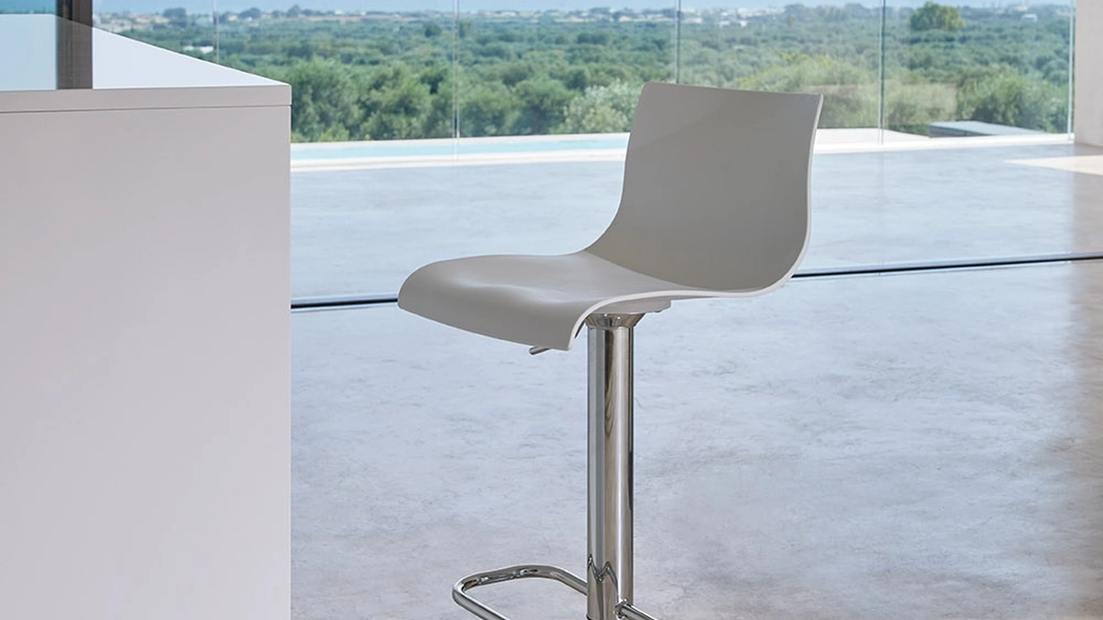 Sgabello Elios SG403gas con seduta in polipropilene e base in metallo di Friulsedie