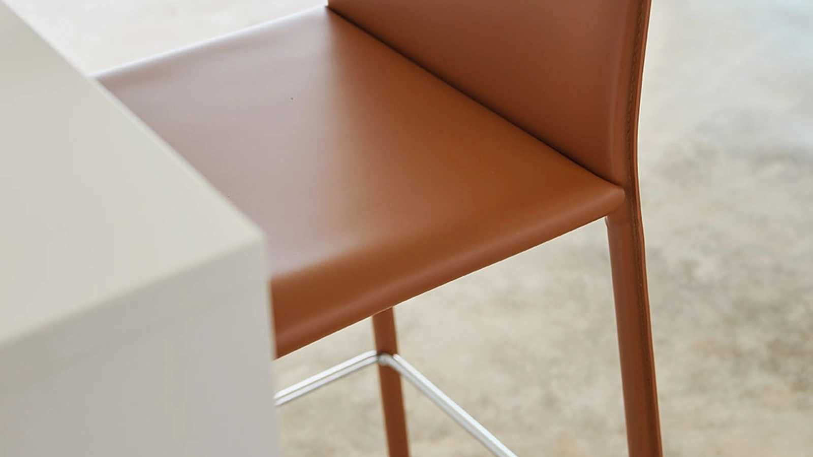 Sgabello Energy SG380 con struttura in metallo rivestita in cuoio rigenerato di Friulsedie