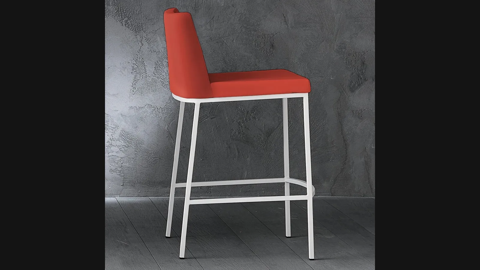 Sgabello Erik 65 in ecopelle con struttura in metallo cromato di La Seggiola