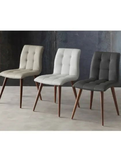 Sedia in ecopelle imbottita e trapuntata con base in legno massello Finland di La Seggiola
