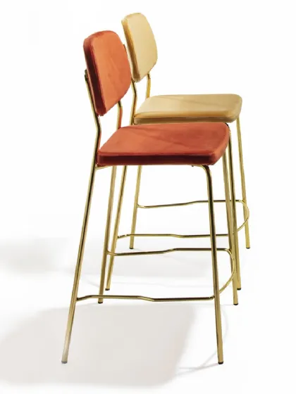 Sgabello Ginger Stool in velluto antimacchia arancio e senape con base in ottone lucido di La Seggiola