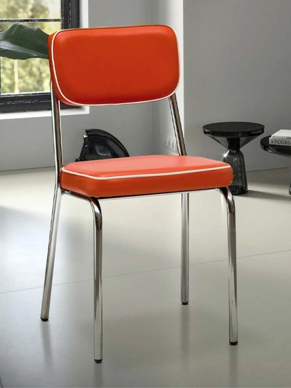 Sedia Hollywood in ecopelle imbottita con base in metallo cromato di La Seggiola