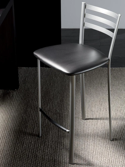 Sgabello Jody Stool 65 in metallo satinato con seduta in ecopelle di La Seggiola