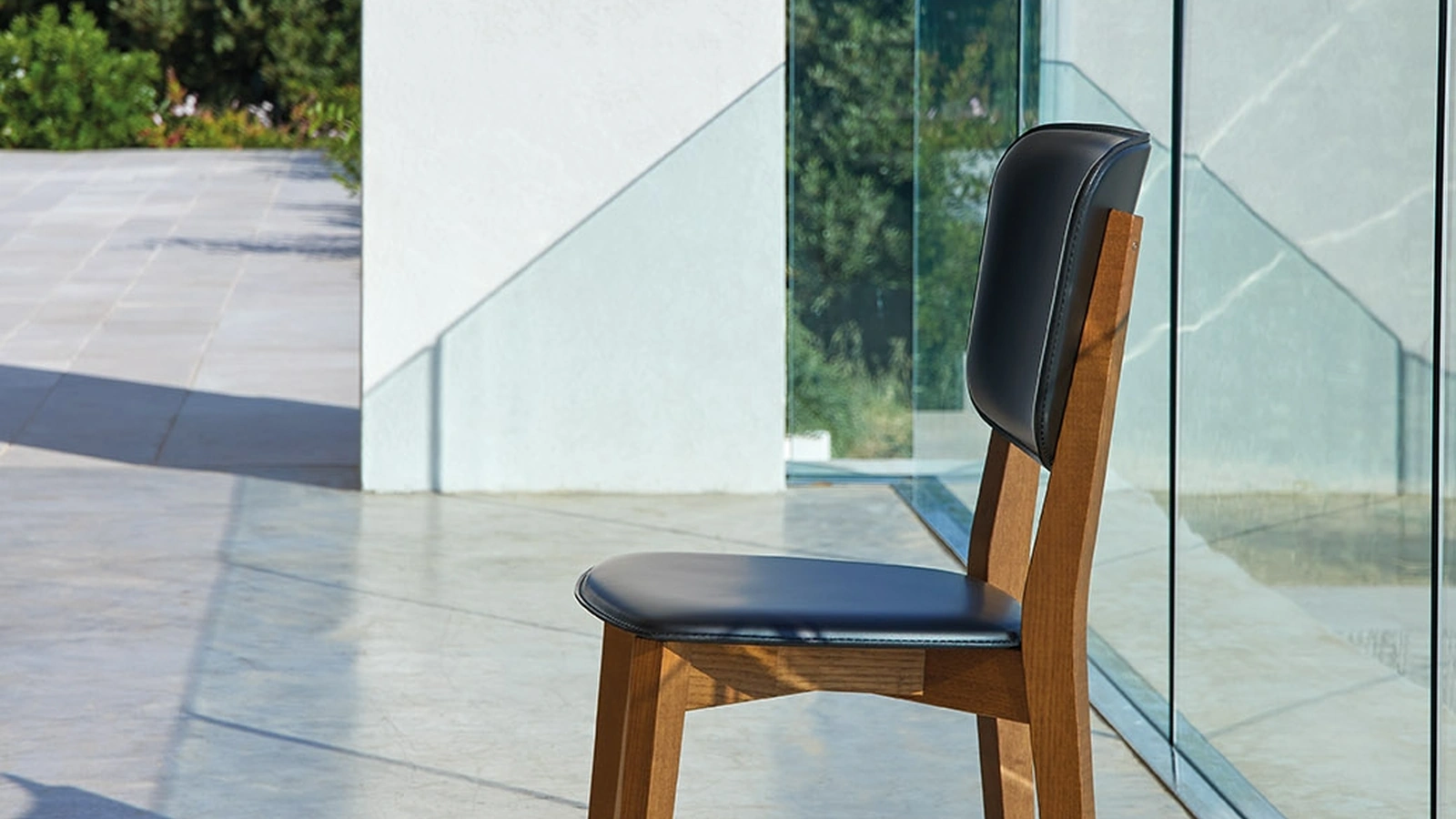 Sedia Lea S143 in cuoio con struttura in Frassino di Friulsedie