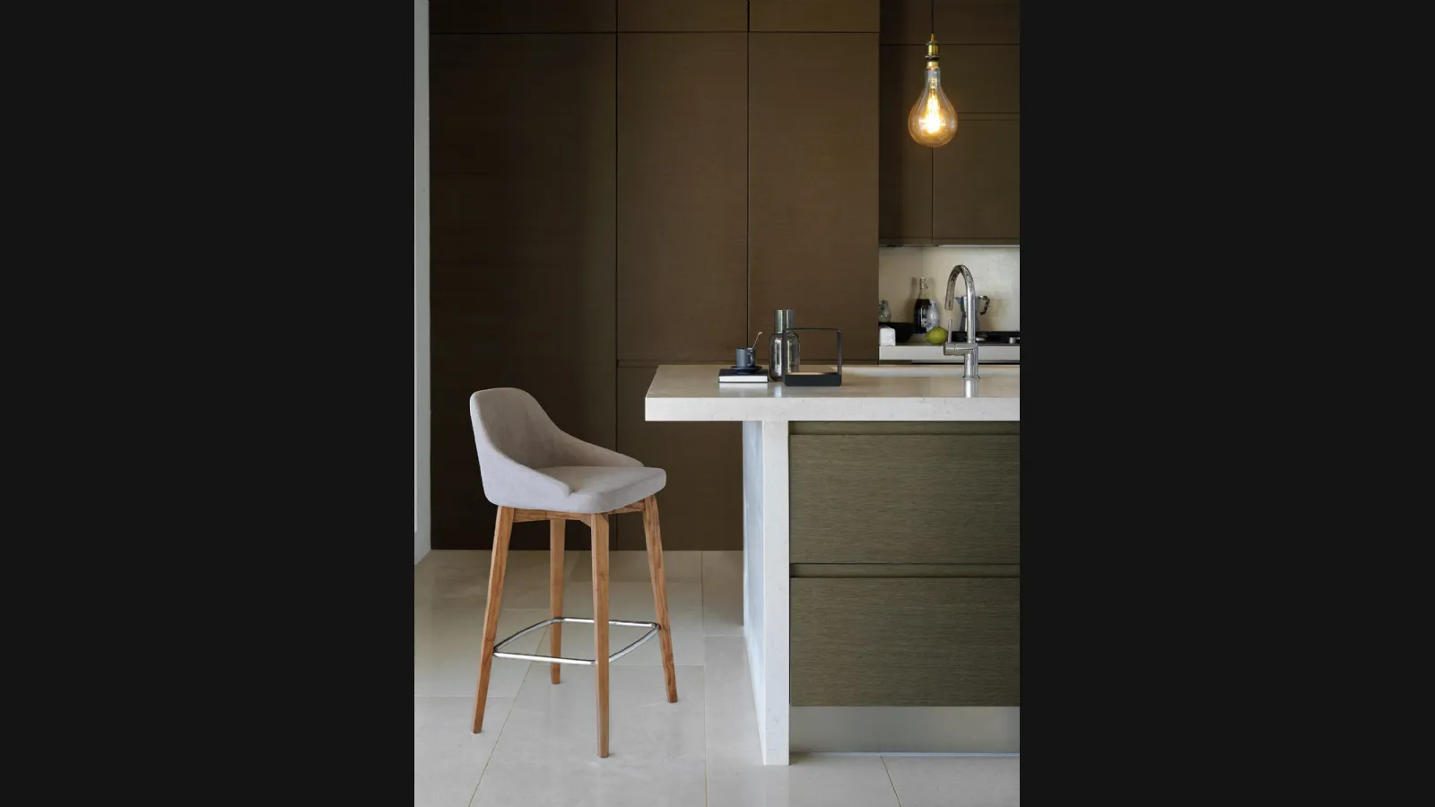 Sgabello Nelson SG116 in tessuto con gambe in frassino di Friulsedie