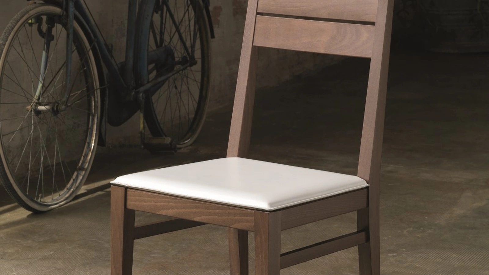 Sedia Nikka S354 in legno di Faggio con seduta in cuoio di Friulsedie