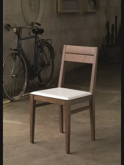 Sedia Nikka S354 in legno di Faggio con seduta in cuoio di Friulsedie
