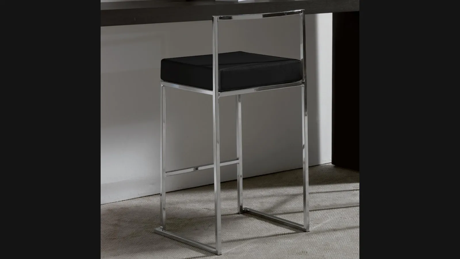 Sgabello Prisma 65 in metallo cromato con seduta in ecopelle imbottita di La Seggiola